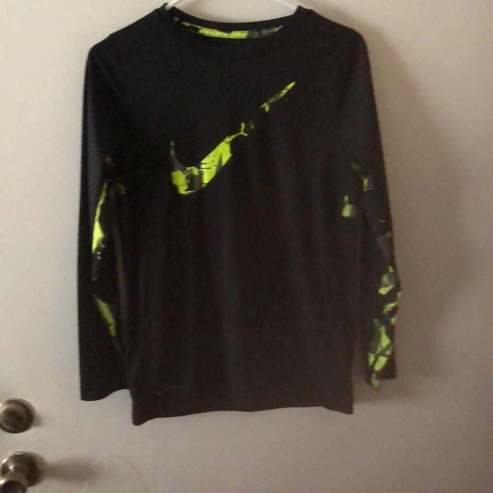 NWOT boys Dri-fit Nike long sleeve shirt